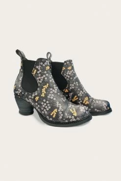 Fall / Winter '21 Anna Sui X John Fluevog Ditsy Blooms Chelsea Boot In Black