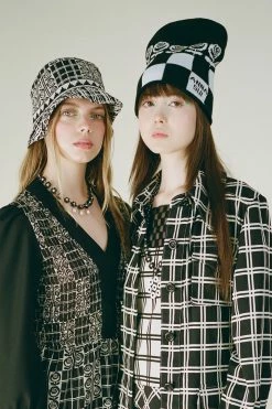 Anna Sui Resort '22 Daisy Chain Pendant Necklace White